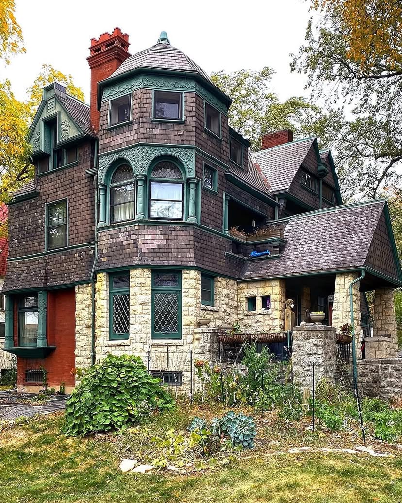  1892: A Victorian Marvel – A Glimpse into History